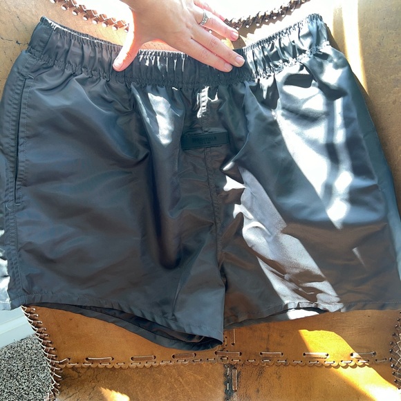 FEAR OF GOD ESSENTIALS ESSENTIALS RUNNING SHORT
- IRON, LIKE NEW - Picture 3 of 6